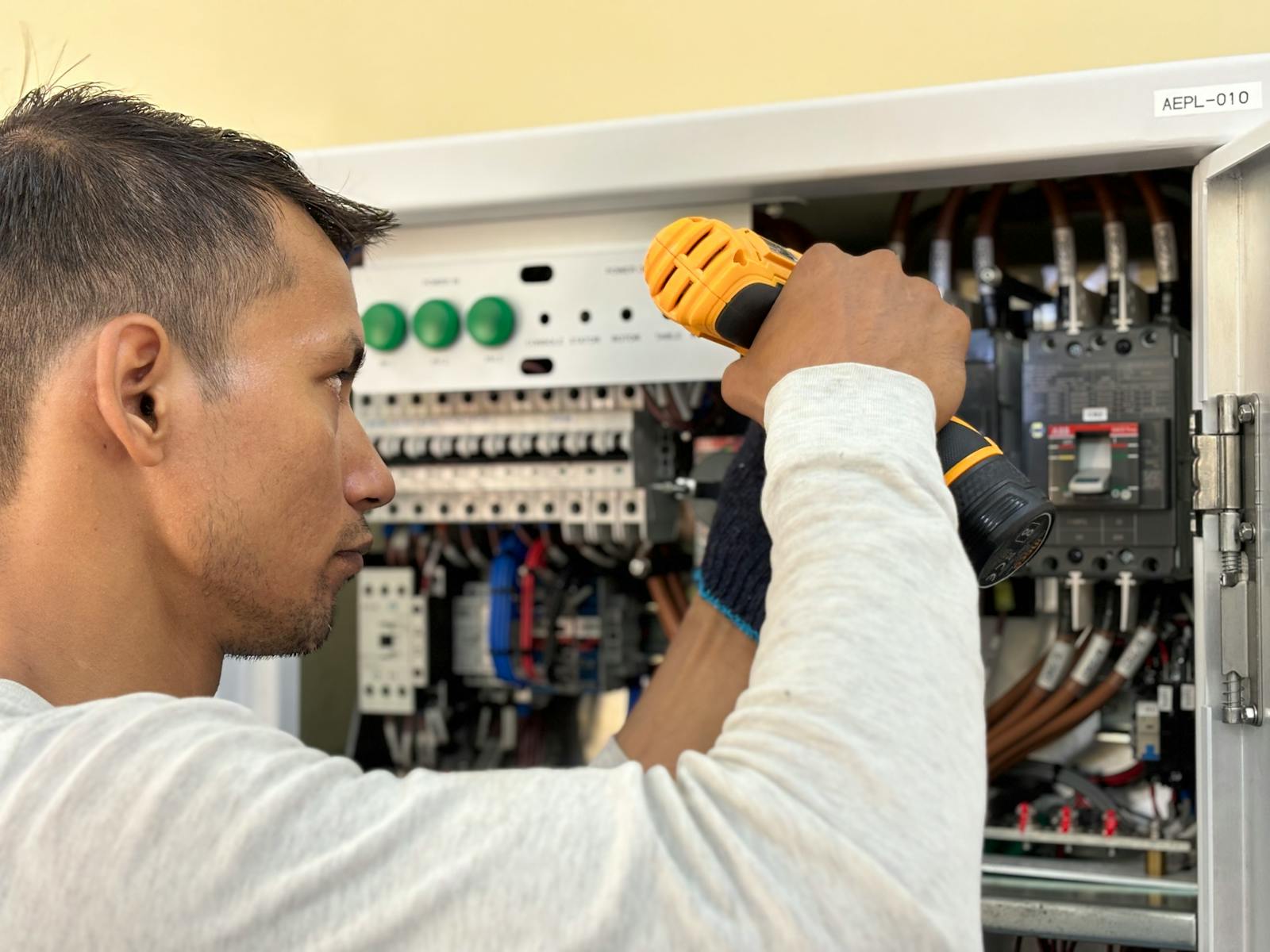 Electricien en intervention sur un tableau electrique